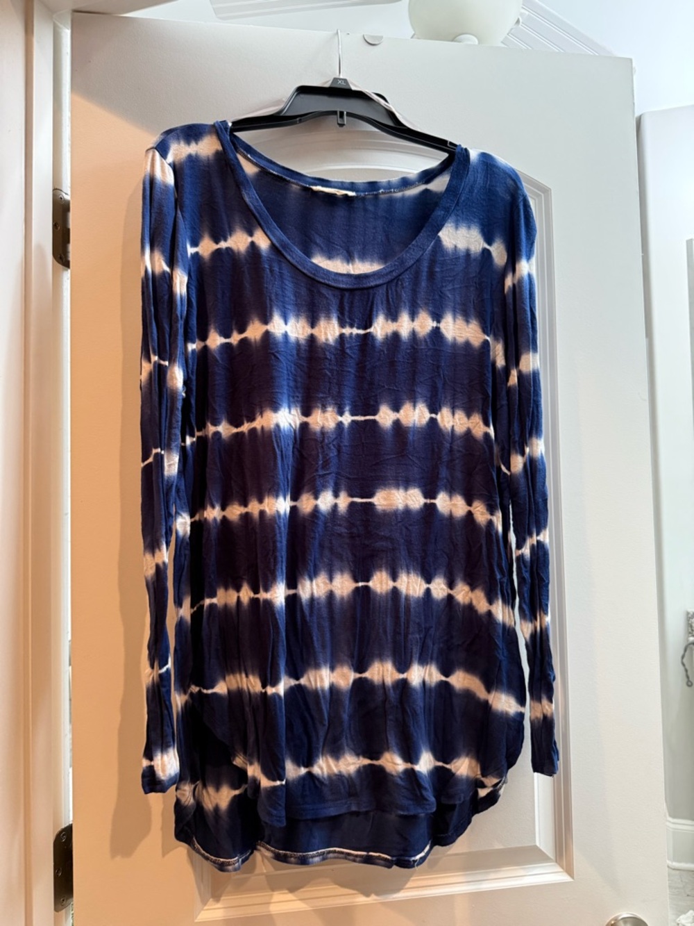 Women's Blue Tie-Dye Long Sleeve Scoop Neck Top